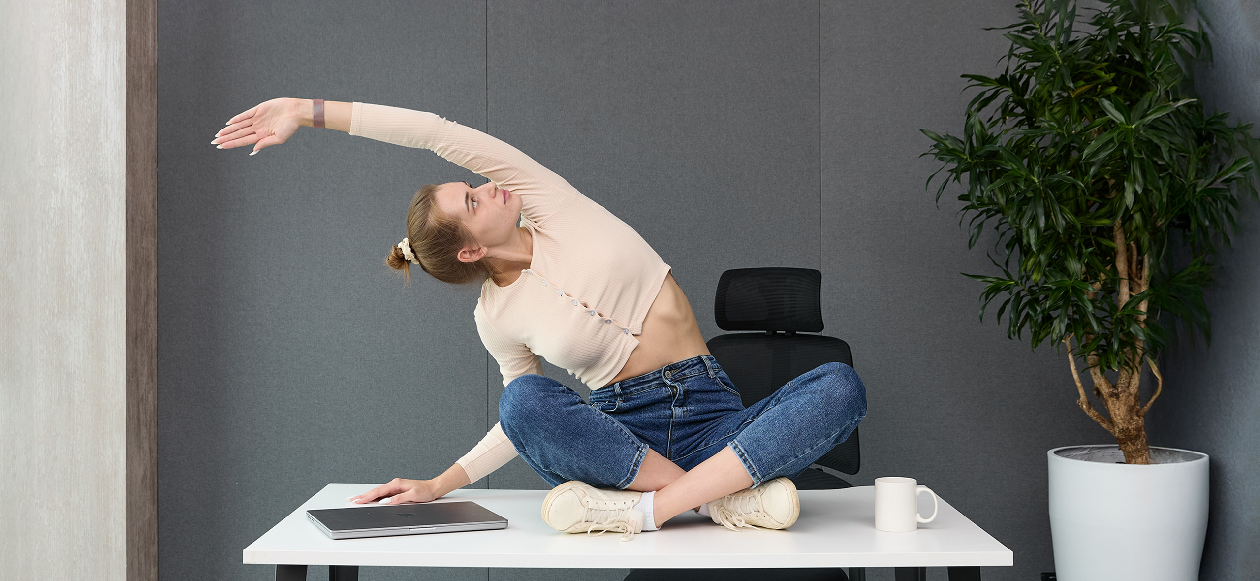 Karyawan sehat bergerak aktif di kantor